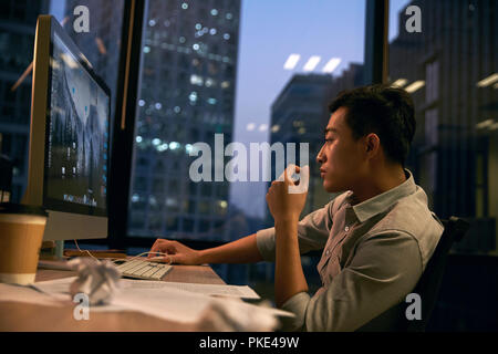 Business Männer im Büro Überstunden Stockfoto