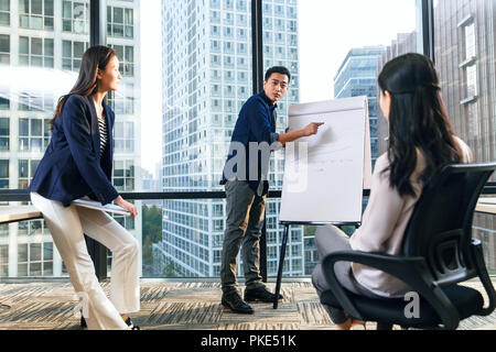 Business Männer und Frauen im Büro für die Sitzung Stockfoto