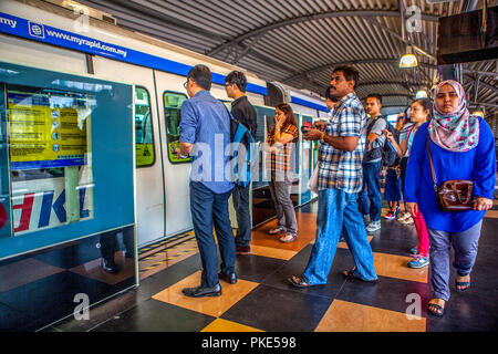 Passagiere warten ein Pkw von einem KL rapid transit Nahverkehrszug in Kuala Lumpur, Malaysia. Stockfoto