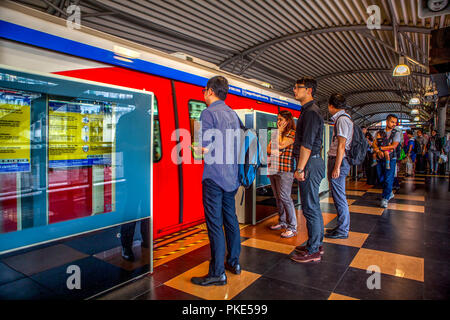 Pendler warten eine KL Schnelle Trainsid Monorail Bahn Auto Board an einem Bahnhof in Kuala Lumpur, Malaysia. Stockfoto