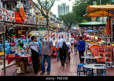 Kunden, Diners und Touristen kaufen Sie Lebensmittel und Souvenirs auf Jalan Alor, Essen Straße, in Bukit Bintang, Kuala Lumpur, Malaysia. Stockfoto