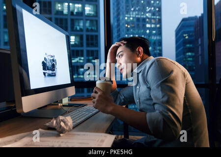 Business Männer im Büro Überstunden Stockfoto