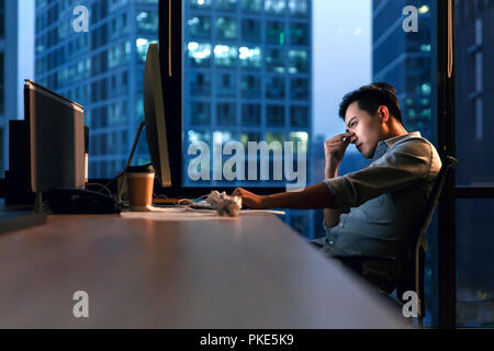 Business Männer im Büro Überstunden Stockfoto