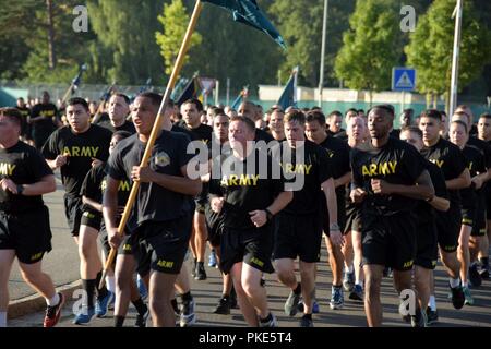 Us-Soldaten aus der 7th Army Training Command Headquarters und die Konzernzentrale in einer großen Formation während der körperlichen Training Zeit in Grafenwöhr, Deutschland, 25. Juli 2018 teilnehmen. Der run war das erste Team-building Ereignis seit der US-Army in Europa neu ausgerichtet ist 3 Kampfbrigaden - die 173Rd Airborne Brigade, die 12 Combat Aviation Brigade und der 2.Kavallerie Regiments - unter der Mission Befehl Autorität der 7th Army Training Befehl in diesem Sommer. Stockfoto