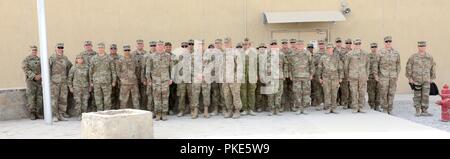 KANDAHAR AIRFIELD, Afghanistan (25 Juli 2018) - - Führer aus Kandahar Airfield, Afghanistan posieren für ein Gruppenfoto, Juli 25, 2018, U.S. Army Gen. Joseph Votel, Commander für US Central Command, nachdem eine Münze Siegerehrung im Zug, Beraten und Unterstützen Command-South Compound in Kandahar Airfield, Afghanistan. Stockfoto