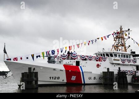 Das Patrouillenboot Nathan Bruckenthal Anker vor der Inbetriebnahme Zeremonie in Alexandria, Virginia, 25. Juli 2018. Das Brukenthal war der 28 Sentinel Class Cutter schnelle Reaktion in Betrieb genommen werden. Stockfoto