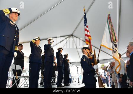 Die Küstenwache zeremoniellen Ehrengarde präsentiert die Farben während der Coast Guard Cutter Nathan Bruckenthal Inbetriebnahme Zeremonie in der Altstadt von Alexandria, Virginia, 25. Juli 2018. Bruckenthal ist der Küstenwache 28 Schnelle Reaktion Cutter nach Coast Guard Petty Officer 3rd Class Nathan Bruckenthal, der tödlich während der Operation Iraqi Freedom im Arabischen Golf im Jahr 2004 verwundet wurde, benannt. Us-Küstenwache Stockfoto