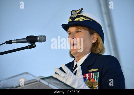 Hintere Adm. Meredith Austin, Commander 5 Coast Guard Bezirk, liefert Erläuterungen während der Inbetriebnahme Zeremonie für das Patrouillenboot Nathan Bruckenthal in Old Town Alexandria, Virginia, 25. Juli 2018. Bruckenthal ist der Küstenwache 28 Schnelle Reaktion Cutter nach Coast Guard Petty Officer 3rd Class Nathan Bruckenthal, der tödlich während der Operation Iraqi Freedom im Arabischen Golf im Jahr 2004 verwundet wurde, benannt. Us-Küstenwache Stockfoto