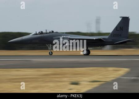 Eine F-15E Strike Eagle der 492Nd Fighter Squadron zugewiesen ist, sie an der Royal Air Force Lakenheath, England Während eines Surge Betrieb, Juli 25. Liberty Wing Piloten mit Überspannungsschutz Operationen zur Bekämpfung der Fähigkeiten durch effektive Schulungen zu erhalten, um sicherzustellen, dass sie vollständig für mögliche Eventualitäten vorbereitet. Stockfoto