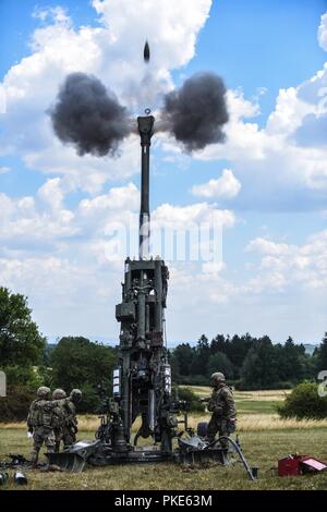 Grafenwöhr, Deutschland - Sky Soldaten vom 4. Bataillon, 319 Airborne Field Artillery Regiment durchgeführt Schlinge last Ausbildung in Grafenwöhr, Deutschland. Nachdem die Chinooks erfolgreich ließ die Haubitzen, wir diese schöne runde Verlassen der Wohnung gefangen. Stockfoto