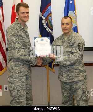 Senior Master Sgt. Derek Gagnon, Rechts, wurde offiziell am 25. Juli gefördert. Oberstleutnant Joe Roos der 224th Air Defence Squadron diente als Offizier zu fördern. Gagnon ist der Betriebsleiter der Kontrollen für die 224Th Air Defence Gruppe. Stockfoto