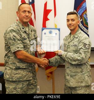 Master Sgt. Matt Pelland, Rechts, wurde offiziell am 25. Juli gefördert. Oberstleutnant Paul Bischof, Commander, 224Th Support Squadron diente als Offizier zu fördern. Pelland ist ein cyber Bürge Specialist an der 224th Support Squadron. Stockfoto