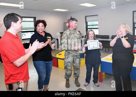 Brig. Gen. Patrick Donahoe, 10 Mountain Division (LI) Stellvertretender kommandierender General, stellt Sierra Coons mit einem Zertifikat 25. Juli für die mehr als 2.000 Stunden freiwilliger Dienst in der Armee Dienst an der Gemeinschaft während der ACS Geburtstagsfeier angesammelt. ( Stockfoto