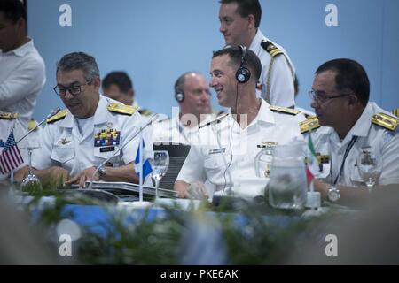 Von Cartagena, Kolumbien (25. Juli 2018) Leiter der Marineoperationen Adm. John Richardson besucht die 28 Interamerikanischen Naval Conference (IANC) in Cartagena, Kolumbien, das Engagement der US-Marine die Marine Partnerschaften in der Region zu markieren. IANC wurde 1959 eingeleitet, um ein Forum für den Austausch von Ideen, die Kenntnis und das gegenseitige Verständnis der maritimen Herausforderungen, die der Westlichen Hemisphäre beeinflussen zu erstellen. Die Konferenz ist Teil des CNO die mehrtägige Reise nach Südamerika Partnerschaften zu stärken und weitere Möglichkeiten für kombinierte Operationen suchen. Stockfoto