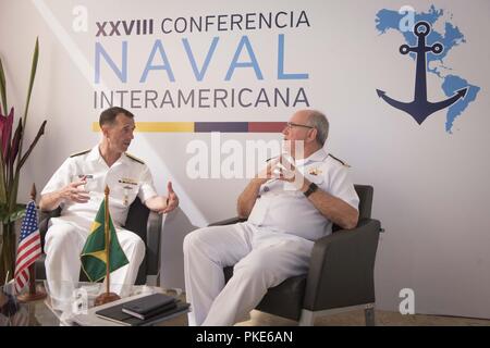 Von Cartagena, Kolumbien (25. Juli 2018) Leiter der Marineoperationen Adm. John Richardson trifft sich mit Adm. Eduardo Leal Ferreira, Kommandant der brasilianischen Marine, während die 28 Interamerikanischen Naval Conference (IANC) in Cartagena, Kolumbien, diskutieren Möglichkeiten, unsere Partnerschaft zu stärken und regionale Sicherheit verbessern Eine maritime Umwelt sichere, geordnete und wohlhabend. IANC wurde 1959 eingeleitet, um ein Forum für den Austausch von Ideen, die Kenntnis und das gegenseitige Verständnis der maritimen Herausforderungen, die der Westlichen Hemisphäre beeinflussen zu erstellen. Die Konferenz ist Teil des CNO mu Stockfoto