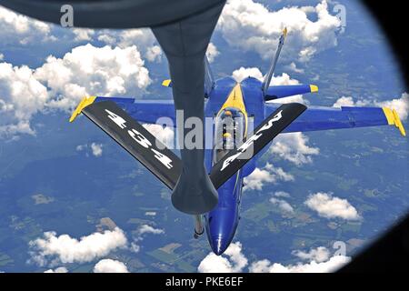 Ein U.S. Navy F/A-18 Hornet Blue Angel von Pensacola Naval Air Station, Florida, bereitet von einem 434Th Air Refuelling Flügel KC-135 Stratotanker R während einer Betankung Mission über dem Mittleren Westen Juli 25, 2018 betankt werden. Grissom demonstrierte seine Luftbetankung Fähigkeiten und nahm an der jährlichen Airventure Oshkosh Air Show in Wittman Regional Airport in Oshkosh, Wisconsin. Stockfoto