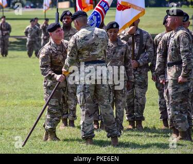 Gen. Stephen Townsend, Befehlshaber der US-Army Training und Lehre Befehl, überträgt die Farben zu Generalmajor Frank Muth, eingehende Befehlshaber der US-Army Recruiting Befehl, ihn mit der Verantwortung für den Befehl als seine neue kommandierende General während der U.S. Army Recruiting Ändern des Befehls/Verantwortung Zeremonie in Fort Knox, Kentucky, am 25. Juli. Stockfoto