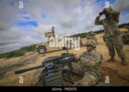 Us-Armee Soldaten aus D-Unternehmen der New Jersey National Guard, 1.BATAILLON, 114 Infanterie Regiment Feuer ein Mk19 Granatwerfer während der Ausbildung auf einer gemeinsamen Basis Mc Guire-Dix - Lakehurst, New Jersey, 26. Juli 2018. Stockfoto