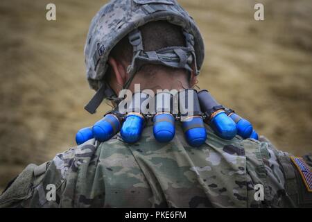 Ein Soldat der US-Armee von D-Unternehmen der New Jersey National Guard, 1.BATAILLON, 114 Infanterie Regiment bereitet eine Mk19 Granatwerfer mit 40 mm M385 Praxis Granaten während der Ausbildung auf einer gemeinsamen Basis Mc Guire-Dix - Lakehurst, New Jersey, 26. Juli 2018 zu laden. Stockfoto