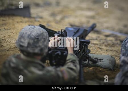 Ein Soldat der US-Armee von D-Unternehmen der New Jersey National Guard, 1.BATAILLON, 114 Infanterie Regiment passt die Kimme auf einem Mk19 Granatwerfer während der Ausbildung auf einer gemeinsamen Basis Mc Guire-Dix - Lakehurst, New Jersey, 26. Juli 2018. Stockfoto