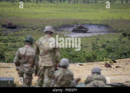 Us-Armee Soldaten aus D-Unternehmen der New Jersey National Guard, 1.BATAILLON, 114 Infanterie Regiment Blick auf Ziele während der Mk19 Granatwerfer Ausbildung auf Joint Base Mc Guire-Dix - Lakehurst, New Jersey, 26. Juli 2018. Stockfoto