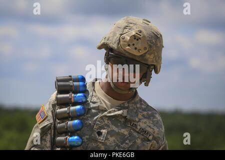 Ein Soldat der US-Armee von D-Unternehmen der New Jersey National Guard, 1.BATAILLON, 114 Infanterie Regiment bereitet eine Mk19 Granatwerfer mit 40 mm M385 Praxis Granaten während der Ausbildung auf einer gemeinsamen Basis Mc Guire-Dix - Lakehurst, New Jersey, 26. Juli 2018 zu laden. Stockfoto