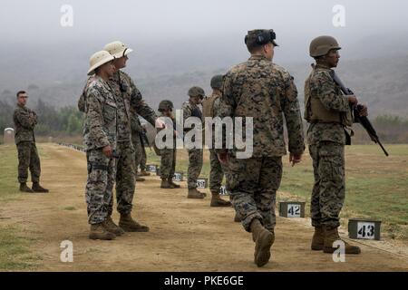 Us Marine Corps Cpl. Victor Andrade-Gomez, Links, Block noncommissioned Officer, 7 Techniker, 1. Marine Logistik Gruppe, und Sgt. Winston Barnett, Mitte, Block noncommissioned Officer, Sitz und Unterstützung Bataillon, Marine Corps Installationen West Marines beobachten Wilcox, Marine Corps Base Camp Pendleton, Kalifornien, 26. Juli 2018. Marines auf zwei Kursen von Feuer qualifiziert. Der erste Tisch getestet Marines in die Grundlagen der rifle Marksmanship, während die zweite Tabelle der Brandschutz geprüft Marines auf die wirksame Bekämpfung der Treffsicherheit. Stockfoto