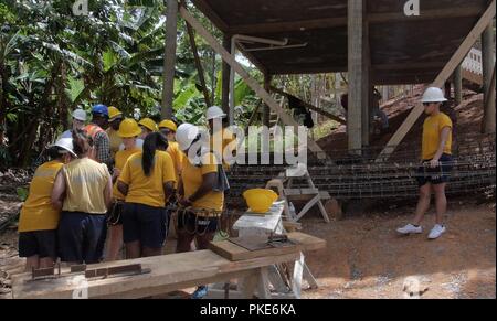 ROATAN, Honduras (23. Juli 2018) Segler an der Whidbey Island-Class Dock Landung Schiff USS Gunston Hall (LSD 44), Wire Frames für eine Wohnungsbau Projekt als Teil einer Community Relations Veranstaltung. Das Schiff ist derzeit die Vorbereitungen für den südlichen Meeren, die eine jährliche gemeinsame Bereitstellung in der US Southern Command Verantwortungsbereich, wo eine Aufgabengruppe bereitstellen werden eine Vielzahl von Übungen und multinationalen Austausch durchzuführen, die Interoperabilität zu verbessern, die regionale Stabilität zu erhöhen, und bauen und regionale Beziehungen mit den Ländern unterhalten in der ganzen Region throug Stockfoto