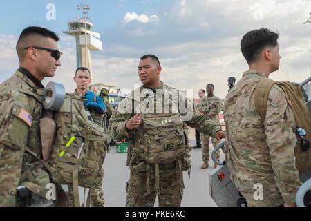 Staff Sgt. Narito, 3.Staffel, 2d-Cavalry Regiment zählt die Anzahl der Soldaten das Einsteigen in ein Flugzeug auf dem Weg nach Georgien für edle Partner 18 am Flughafen Nürnberg, Deutschland, 26. Juli 2018. Narito war verantwortlich für die Rechenschaftspflicht der Personal- und Gewährleistung Gewicht der Ausrüstung während der Bewegung gepflegt wurden. 3/2 CR soll im edlen Partner von August 1 - 15 teilnehmen - eine Georgische Streitkräfte und US-Armee Europa kooperativ-led-übung in der vierten Iteration. Stockfoto