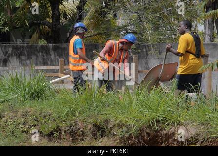 ROATAN, Honduras (Juli 23, 2018) Religiöse Programme Specialist 1. Klasse Robert Moody, Whidbey Island-Class Dock Landung Schiff USS Gunston Hall (LSD 44), gießt Zement Mischung für einen Wohnungsbau Projekt als Teil einer Community Relations Veranstaltung. Das Schiff ist derzeit die Vorbereitungen für den südlichen Meeren, die eine jährliche gemeinsame Bereitstellung in der US Southern Command Verantwortungsbereich, wo eine Aufgabengruppe bereitstellen werden eine Vielzahl von Übungen und multinationalen Austausch durchzuführen, die Interoperabilität zu verbessern, die regionale Stabilität zu erhöhen, und bauen und regionale relationsh beibehalten Stockfoto