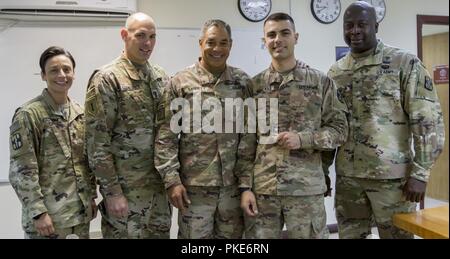 Us-Armee Generalleutnant Michael X. Garrett, US-Army Central kommandierender General, Mitte links, und U.S. Army Command Sgt. Maj. Joseph Cornelison, U.S. Army Central Command Sgt. Maj., zweite links, für ein Foto mit US-Armee Sgt darstellen. Jay Wohlrab, Mitte rechts, mit 1 Medical Brigade, U.S. Army Command Sgt. Maj. Jennifer Redding, ganz links, mit 1 Medical Brigade und US-Armee Oberst Tony Nesbitt, ganz rechts, 1. Ärztliche Brigadegeneral, rechts, am Lager als Saliyah, Katar, 26. Juli 2018. Generalleutnant Garrett ausgezeichnet eine Münze Wohlrab für seine Arbeit als Mitglied der 1. Medizinischen Brigade. Stockfoto