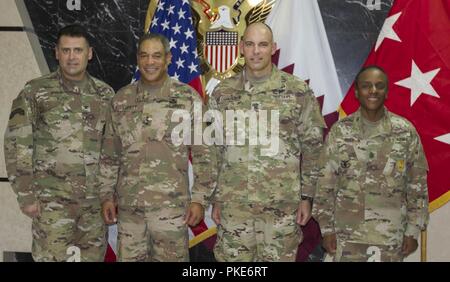 Us-Armee Generalleutnant Michael X. Garrett, US-Army Central kommandierender General, U.S. Army Command Sgt. Maj. Joseph Cornelison, U.S. Army Central Command Sgt. Maj. posieren für ein Foto mit der U.S. Army Colonel Robert Kuth, den Area Support Group-Qatar Commander, Links, und der U.S. Army Command Sgt. Maj. Cynthia Reed, den Area Support Group-Qatar Command Sgt. Maj., rechts, bei einem Besuch der Area Support Group-Qatar, 26. Juli 2018. Der Besuch war Teil von Generalleutnant Garrett's Schlachtfeld Zirkulation, die verbessert seine situative Verständnis von Einheiten USARCENT untergeordnet. Stockfoto