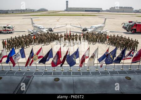 Us-Marines mit Sitz und Hauptverwaltung Squadron (H&HS) zusammen, und für ein Foto in der Marine Corps Air Station Iwakuni, Japan, 26. Juli 2018. Us Marine Corps Oberstleutnant Kevin Campbell, ehemaliger kommandierender Offizier der Sitz und die Hauptverwaltung Squadron, seinem Befehl, Oberstleutnant Jason Kaufmann verzichtet, kommandierender Offizier der H&HS bei einem Befehl Zeremonie. Stockfoto