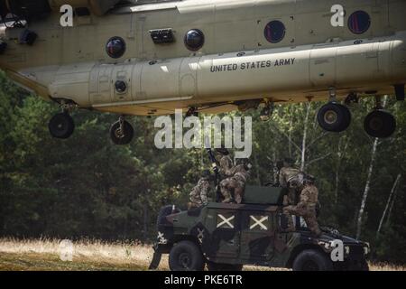 Grafenwöhr, Deutschland - Fallschirmjäger aus 2.BATAILLON, 503Rd Infanterie Regiment, 173Rd Airborne Brigade verhalten Schlinge Ladevorgänge, Transport von Geräten und Fahrzeugen auf Bunker Drop Zone. Stockfoto