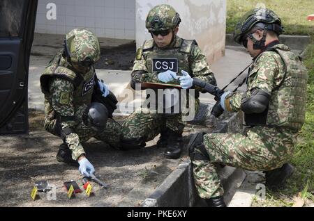 Der malaysischen Armee Soldaten mit der 3. Division, strafrechtliche Ermittlungen Zweig, Royal Military Police, sammeln Sie Beweise von einer simulierten Auto Bombardierung während der Übung Keris Streik 2018, Camp Senawang, Malaysia, 26. Juli 2018. Malaysische und US-Armee Experten haben zusammen gearbeitet, um das Fachwissen der Soldaten beider Länder zu verbessern. Stockfoto