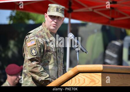 Die 44Th Expeditionary Signal Battalion eingehenden Befehl Sgt. Maj. Sean S. Mitcham liefert eine Rede während des Bataillon Wechsel der Verantwortung Zeremonie am Turm Kasernen, Grafenwöhr, Deutschland, 27. Juli 2018. Stockfoto