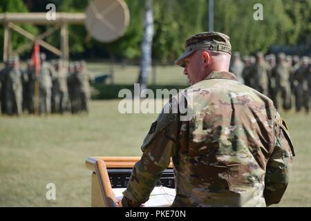 Die 44Th Expeditionary Signal Battalion eingehenden Befehl Sgt. Maj. Sean S. Mitcham liefert eine Rede während des Bataillon Wechsel der Verantwortung Zeremonie am Turm Kasernen, Grafenwöhr, Deutschland, 27. Juli 2018. Stockfoto