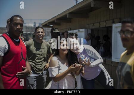 Us-Marines und Segler mit 1 Versorgung Bataillon, Bekämpfung der Logistik Regiment 15, 1 Marine Logistik Gruppe, posieren für ein Foto bei einem Familientag in Camp Pendleton, Kalifornien, 26. Juli 2018. Während der Familientag, Marinesoldaten und Matrosen genießen Sie einen Tag mit verschiedenen Veranstaltungen, die durch die Einheit der Familie Bereitschaft Officer koordiniert wurden gefüllt. Stockfoto