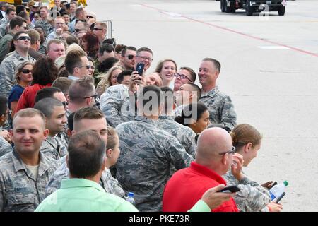 Kol. Benjamin Spencer, 319 Air Base Wing Commander, Haltungen mit einer Masse von Flieger Juli 25, 2018, Grand Forks Air Force Base, North Dakota. Flieger und zivile Mitarbeiter wurden zu Zeugen, Vice President Pence und zweite Frau Karen Pence Land auf der Flucht line eingeladen, vor der Teilnahme an einer Rede von der Vizepräsident. Stockfoto