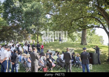 Us-Armee Kapläne und Familie Mitglieder nehmen an einer Zeremonie zu Ehren der im U.S. Army Chaplain Corps Jubiläum bei kapläne Hill in Abschnitt 2 der Arlington National Cemetery, Arlington, Virginia, 27. Juli 2018. Einen Kranz war an Seelsorger Hill von Kaplan (Maj. festgelegt Gen.) Paul K. Hurley, Leiter der Kapläne, U.S. Army Chaplain Corps und Sgt. Maj. Ralph Martinez, regimental Sergeant Major, Kaplan US Army Corps. Stockfoto