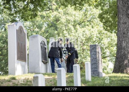 Sgt. Maj. Ralph Martinez (links), regimental Sergeant Major, U.S. Army Chaplain Corps; und Kaplan (Maj. Gen.) Paul K. Hurley (rechts), Leiter der Kapläne, U.S. Army Chaplain Corps; legen einen Kranz, Kaplan von Hill in Abschnitt 2 der Arlington National Cemetery, Arlington, Virginia, 27. Juli 2018. Die kranzniederlegung zu Ehren der im U.S. Army Chaplain Corps Jubiläum. Stockfoto