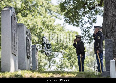 Sgt. Maj. Ralph Martinez (rechts vorne), regimental Sergeant Major, U.S. Army Chaplain Corps; und Kaplan (Maj. Gen.) Paul K. Hurley (ganz hinten rechts), Leiter der Kapläne, U.S. Army Chaplain Corps; legen einen Kranz, Kaplan von Hill in Abschnitt 2 der Arlington National Cemetery, Arlington, Virginia, 27. Juli 2018. Die kranzniederlegung zu Ehren der im U.S. Army Chaplain Corps Jubiläum. Stockfoto