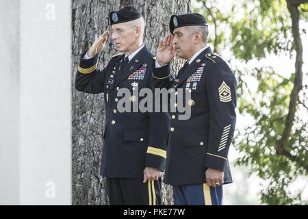 Sgt. Maj. Ralph Martinez (rechts), regimental Sergeant Major, U.S. Army Chaplain Corps; und Kaplan (Maj. Gen.) Paul K. Hurley (links), Leiter der Kapläne, U.S. Army Chaplain Corps; legen einen Kranz, Kaplan von Hill in Abschnitt 2 der Arlington National Cemetery, Arlington, Virginia, 27. Juli 2018. Die kranzniederlegung zu Ehren der im U.S. Army Chaplain Corps Jubiläum. Stockfoto