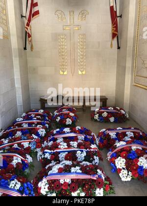 Kranz ist bereit für eine Zeremonie an der Oise-Aisne Amerikanischen Friedhof in Seringes et Le Portel, Frankreich fotografiert während der Zeremonie Probe am 27. Juli 2018. Am 28. Juli die Soldaten in einem hundertjährigen Gedenken an die Schlacht von Croix Rouge Farm am Oise-Aisne Friedhof und Kranz teilnehmen - an der Croix Rouge Farm Rainbow Division Memorial. Stockfoto