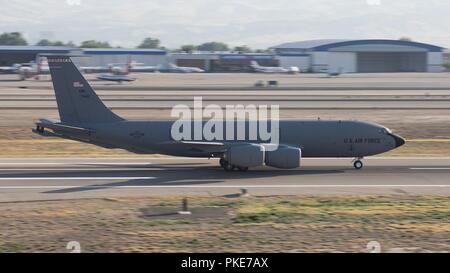 Eine KC-135R aus dem 155 Luftbetankung Flügel des Nebraska Air National Guard zieht aus gowen Field Juli 27., 2018. Die Antenne refueler war die Unterstützung der 122 Fighter Squadron der 159 Fighter Wing, Louisiana Air National Guard, die Teilnahme an unterschiedlichen Air Combat Training mit A-10 Cs wurde von 190 der 124 Fighter Wing Fighter Squadron. Stockfoto