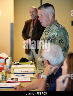 Generalleutnant Todd Semonite, USACE Kommandierender General, besuchten Teile der Portland District, US-Armee Korps der Ingenieure, Juli 26. Er mit Mitgliedern des Pazifischen Nordwestens Wasserstraßen Assoziation bei einem Arbeitsessen traf, inspiziert einen Deich durch die Multnomah County Drainage District gesponsert, tourte Portland Distirct des US-Moorings Facility und tourte Portland VA-Krankenhaus. Stockfoto