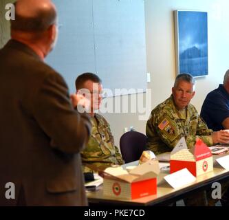 Generalleutnant Todd Semonite, USACE Kommandierender General, besuchten Teile der Portland District, US-Armee Korps der Ingenieure, Juli 26. Er mit Mitgliedern des Pazifischen Nordwestens Wasserstraßen Assoziation bei einem Arbeitsessen traf, inspiziert einen Deich durch die Multnomah County Drainage District gesponsert, tourte Portland Distirct des US-Moorings Facility und tourte Portland VA-Krankenhaus. Stockfoto