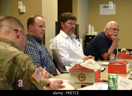 Generalleutnant Todd Semonite, USACE Kommandierender General, besuchten Teile der Portland District, US-Armee Korps der Ingenieure, Juli 26. Er mit Mitgliedern des Pazifischen Nordwestens Wasserstraßen Assoziation bei einem Arbeitsessen traf, inspiziert einen Deich durch die Multnomah County Drainage District gesponsert, tourte Portland Distirct des US-Moorings Facility und tourte Portland VA-Krankenhaus. Stockfoto