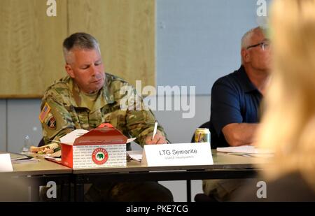 Generalleutnant Todd Semonite, USACE Kommandierender General, besuchten Teile der Portland District, US-Armee Korps der Ingenieure, Juli 26. Er mit Mitgliedern des Pazifischen Nordwestens Wasserstraßen Assoziation bei einem Arbeitsessen traf, inspiziert einen Deich durch die Multnomah County Drainage District gesponsert, tourte Portland Distirct des US-Moorings Facility und tourte Portland VA-Krankenhaus. Stockfoto