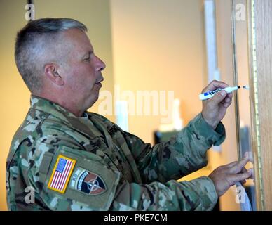 Generalleutnant Todd Semonite, USACE Kommandierender General, besuchten Teile der Portland District, US-Armee Korps der Ingenieure, Juli 26. Er mit Mitgliedern des Pazifischen Nordwestens Wasserstraßen Assoziation bei einem Arbeitsessen traf, inspiziert einen Deich durch die Multnomah County Drainage District gesponsert, tourte Portland Distirct des US-Moorings Facility und tourte Portland VA-Krankenhaus. Stockfoto